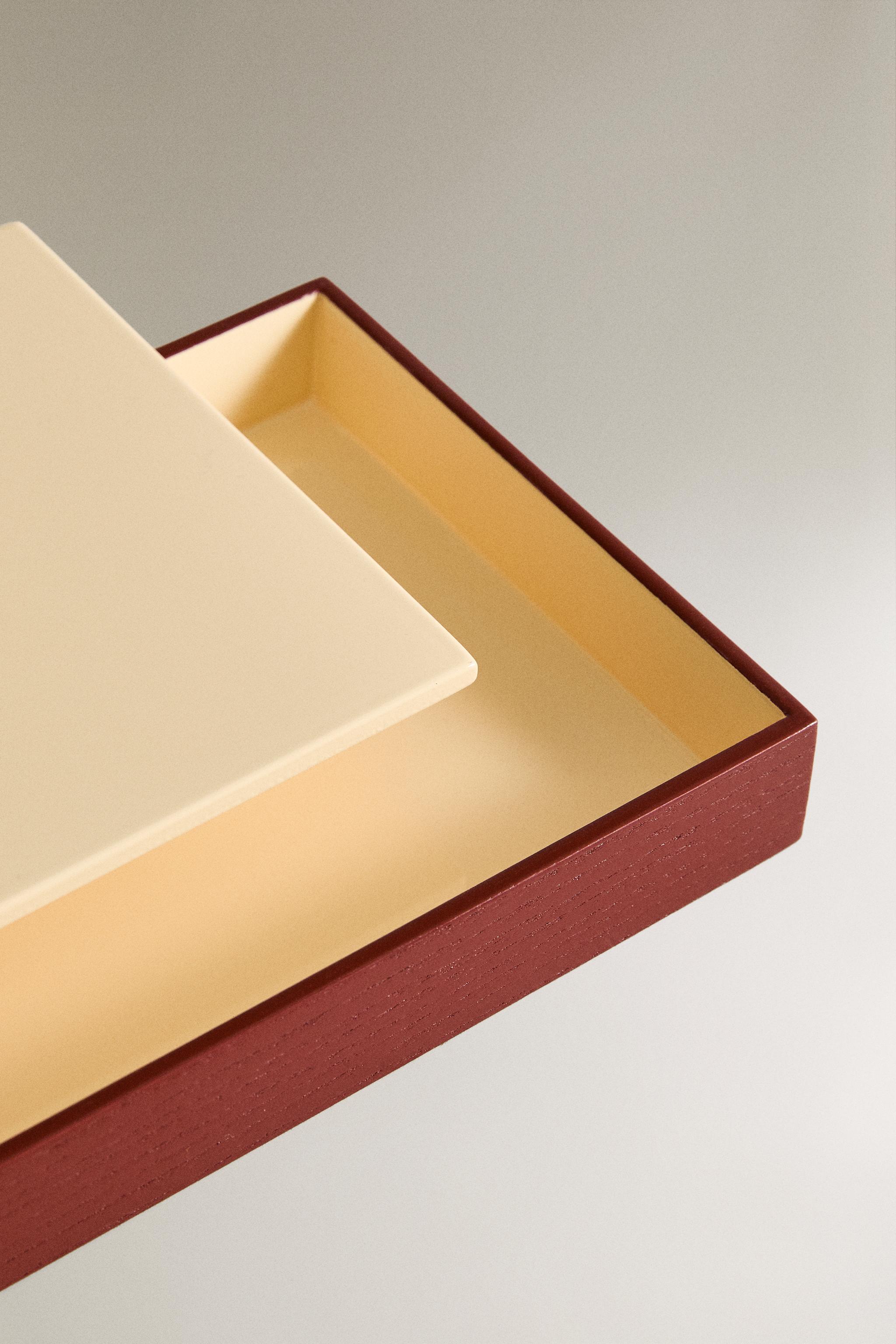 LACQUERED BOX WITH LID I COLIN KING